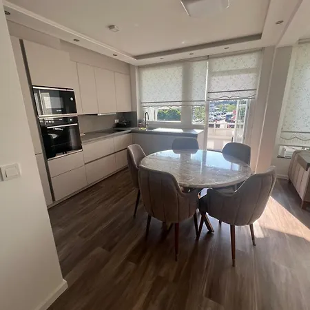 Apartament In En Merkezi Konumunda Guezel Bir